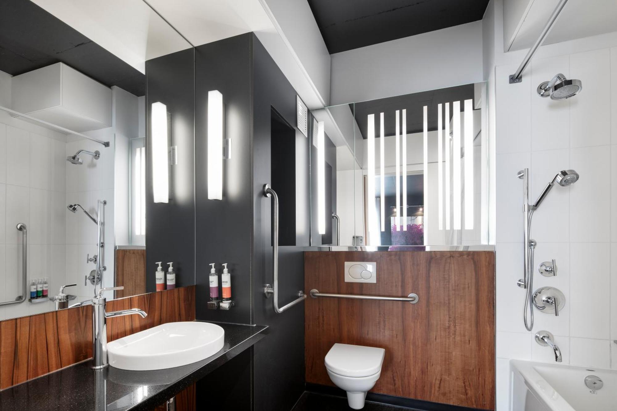 Alt Toronto Airport Hotel 3*