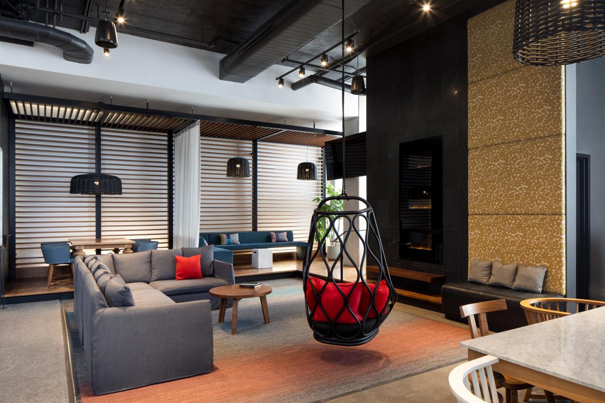 Alt Toronto Airport Hotel 3*